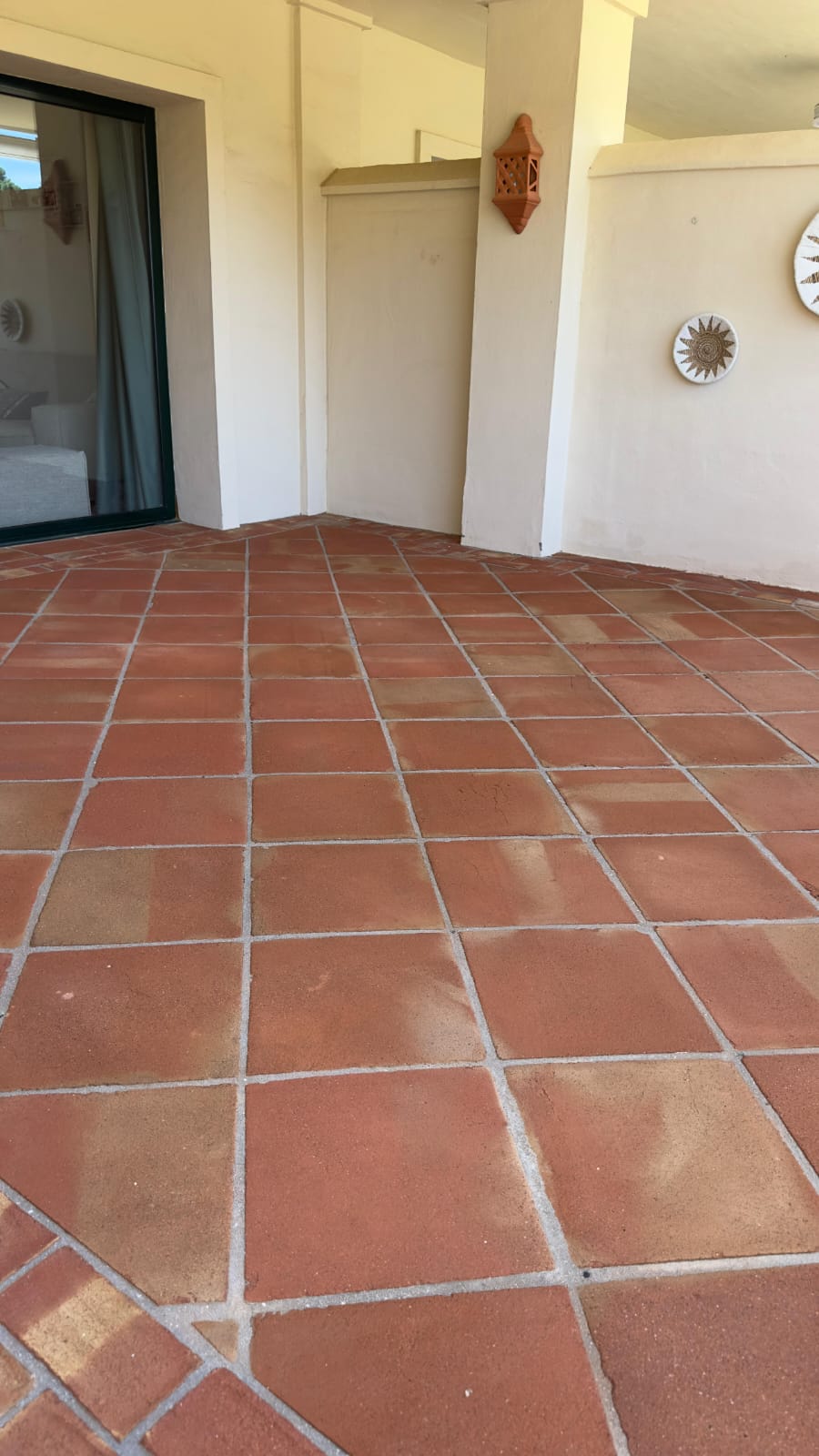 Terrasse couverte avec sol en terre cuite rénové