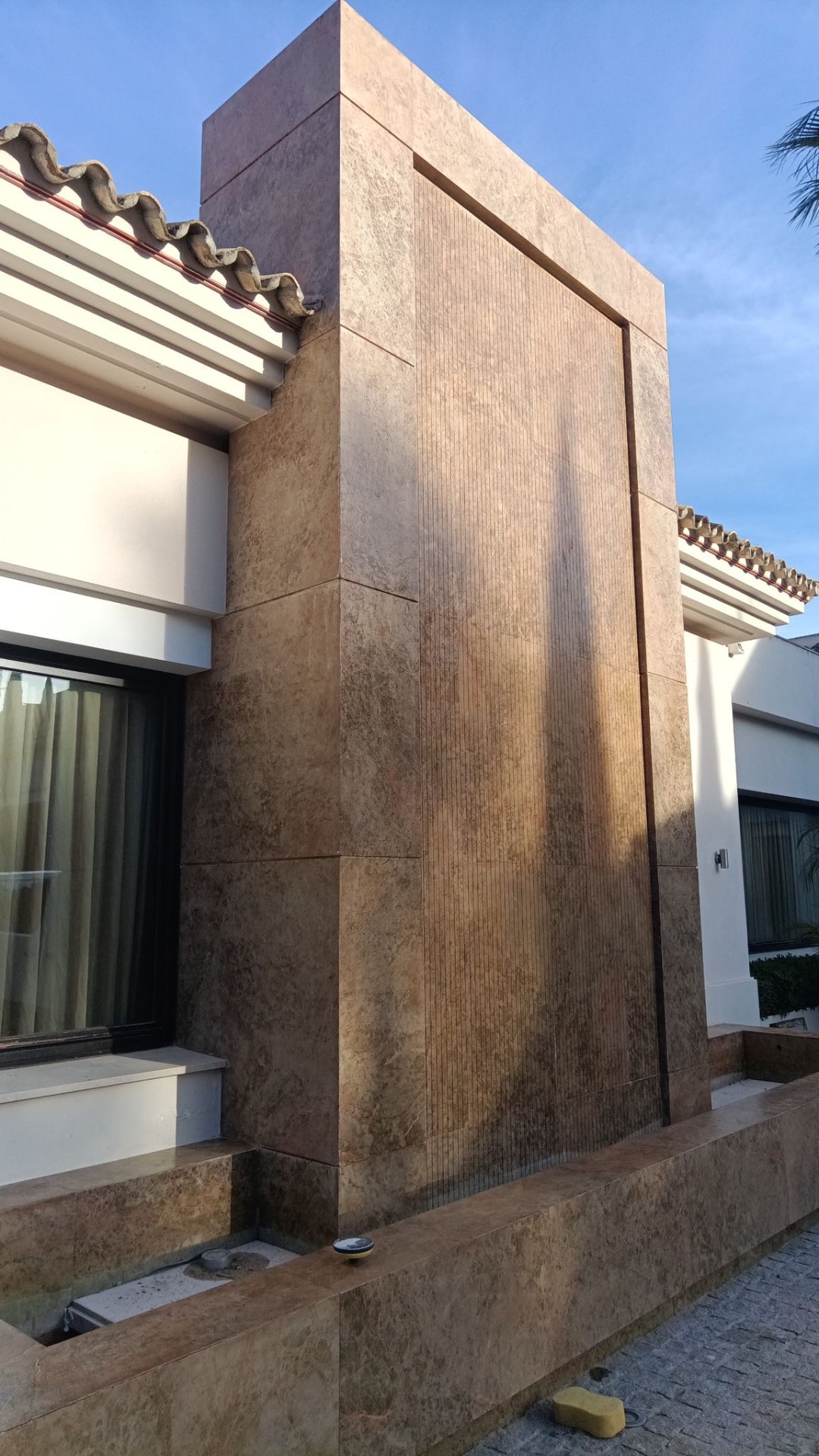 Façade revêtue de pierre naturelle propre