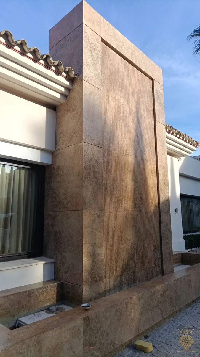 Façade revêtue de pierre naturelle propre