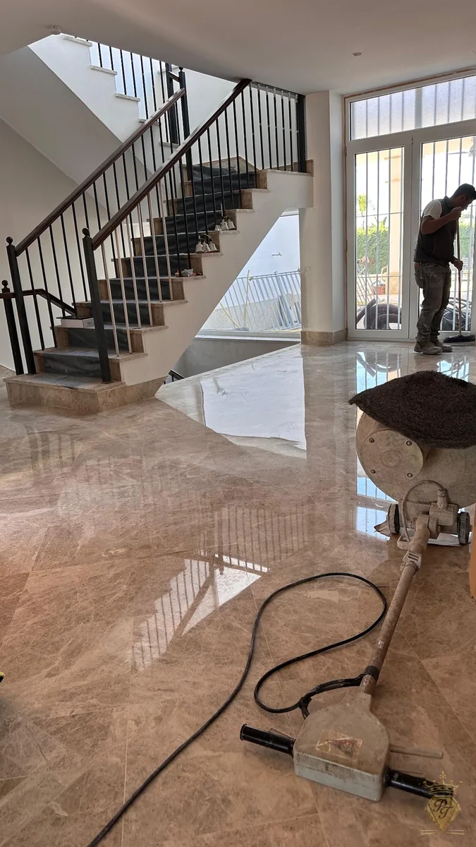Professionnel travaillant avec une machine à brillanter près d’un escalier