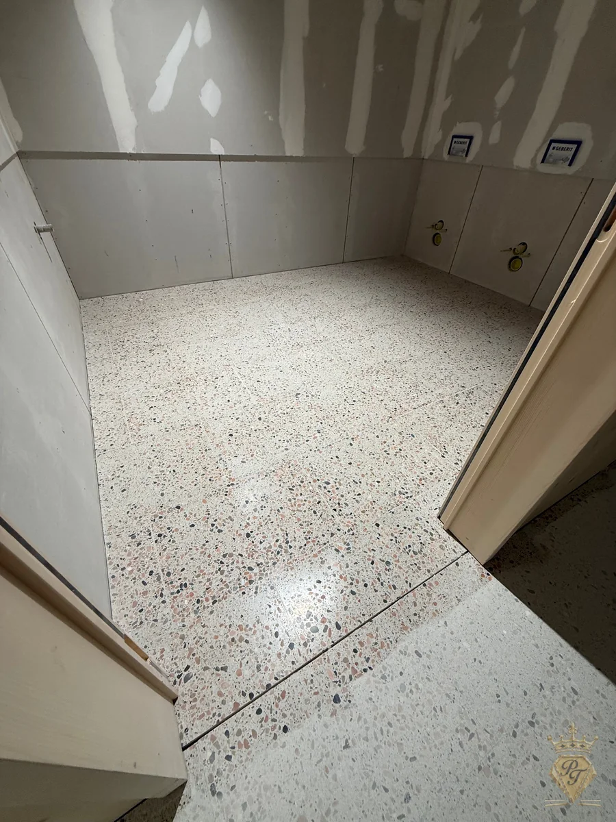 Sol en terrazzo pendant un polissage de terrazzo