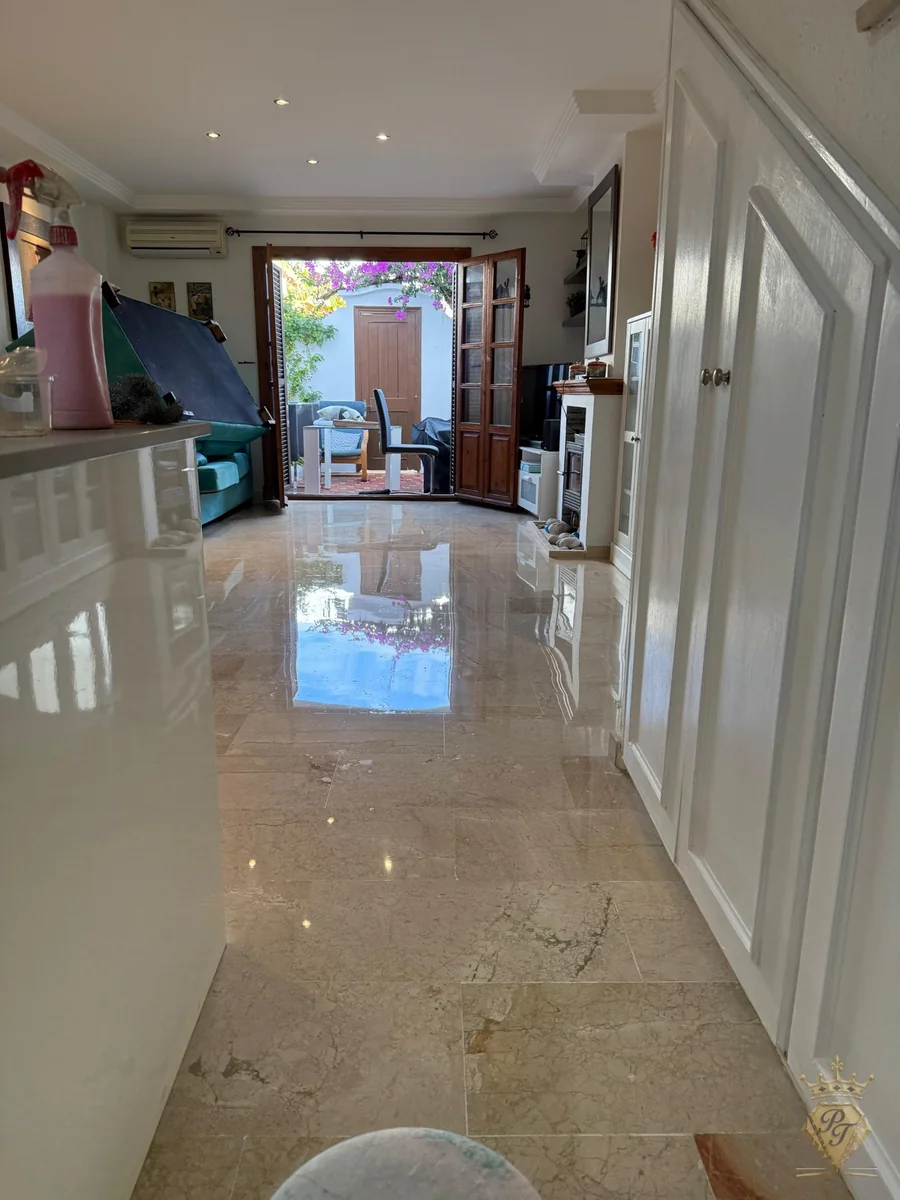Sol en marbre crème brillant avec un reflet naturel dans un salon