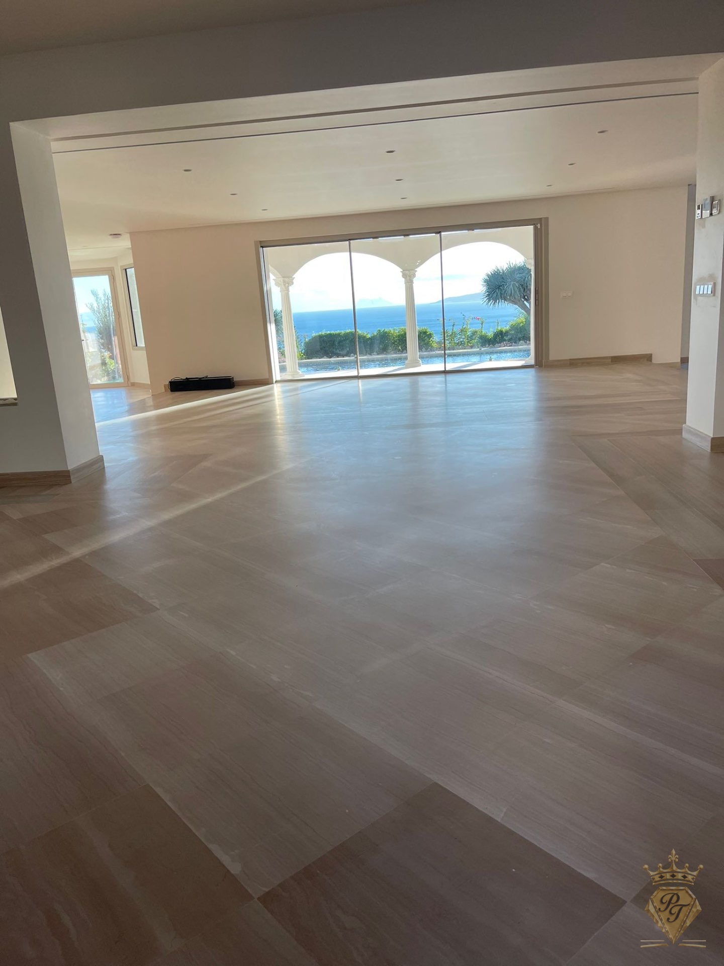 Salon avec finition polie