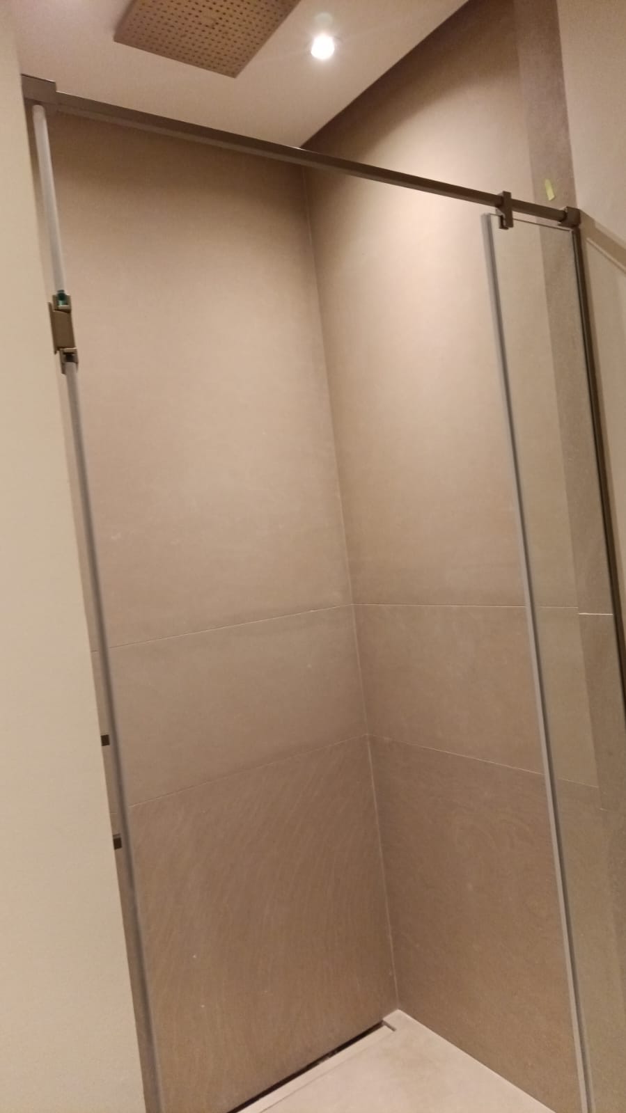 Douche aux murs en pierre polie