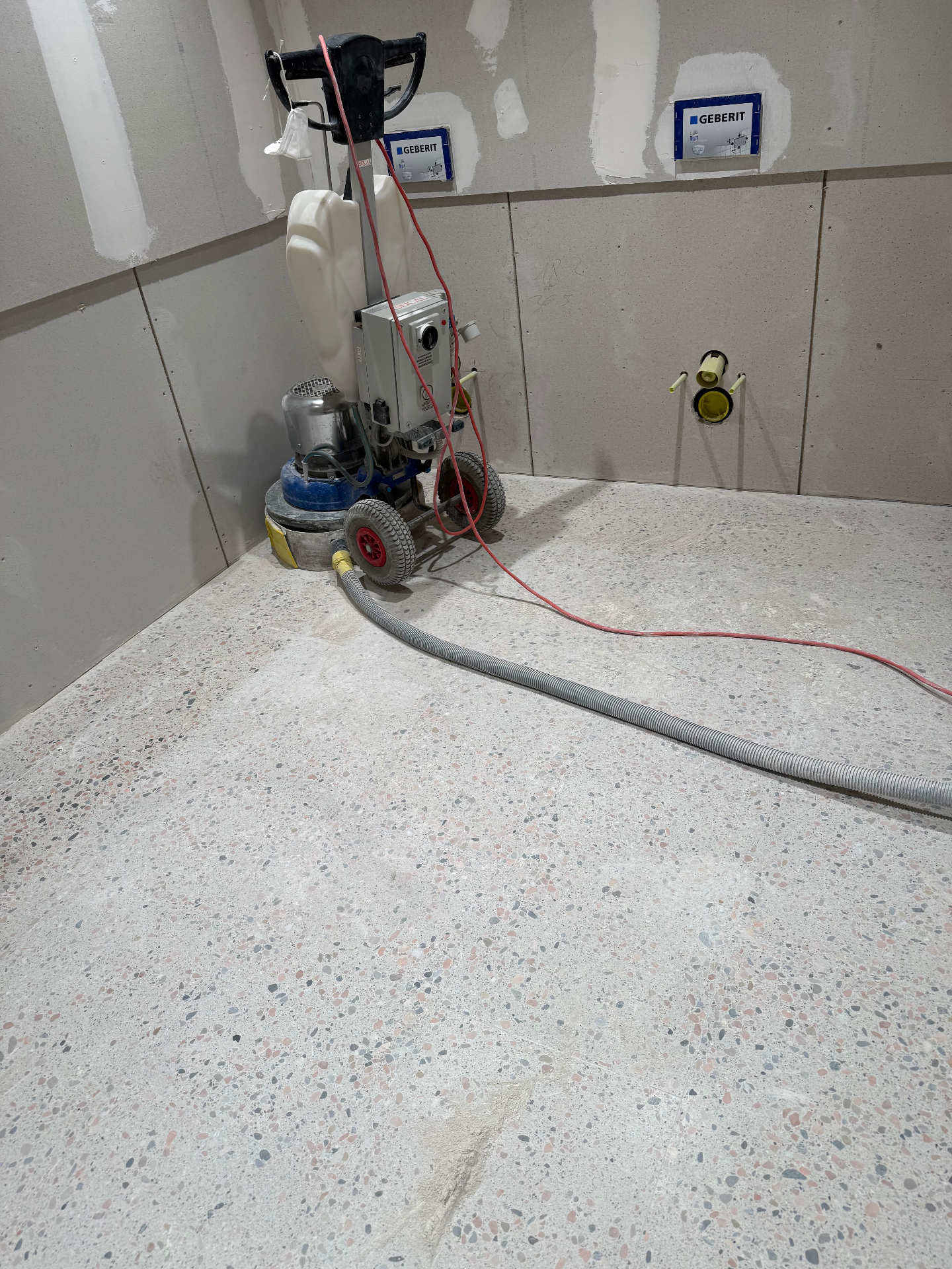 Machine à polir professionnelle travaillant un sol en terrazzo