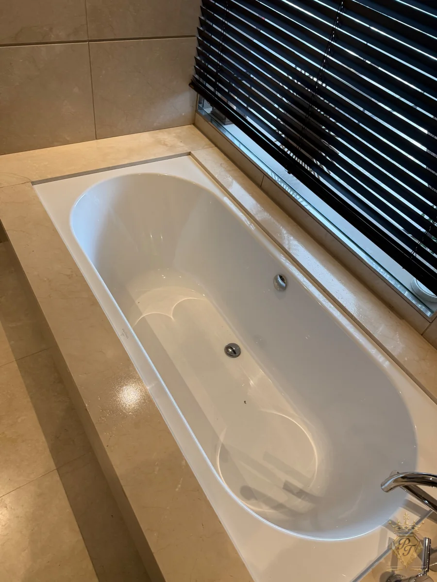 Baignoire et habillage en marbre après nettoyage et traitement