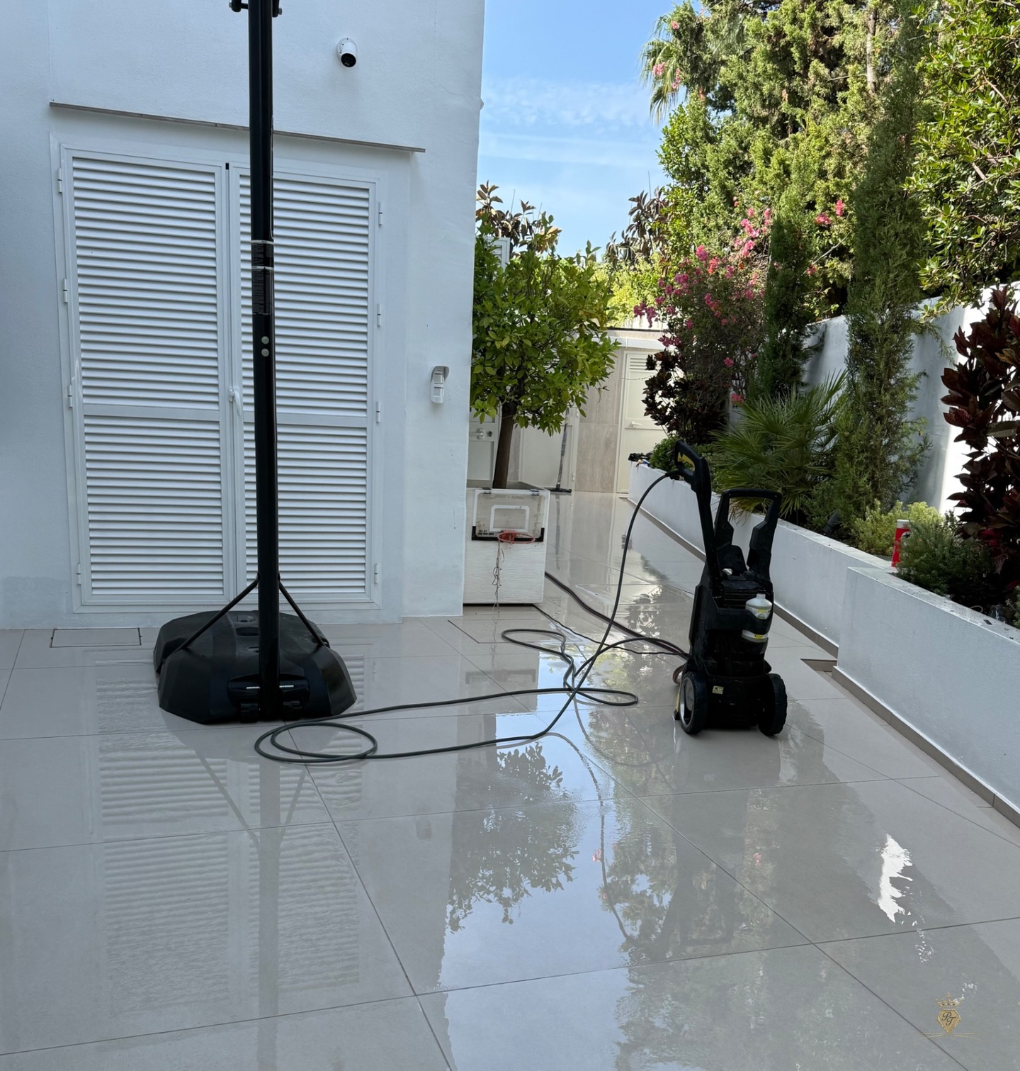Nettoyage d’un sol en céramique à la monobrosse et au Kärcher pour éliminer la saleté incrustée