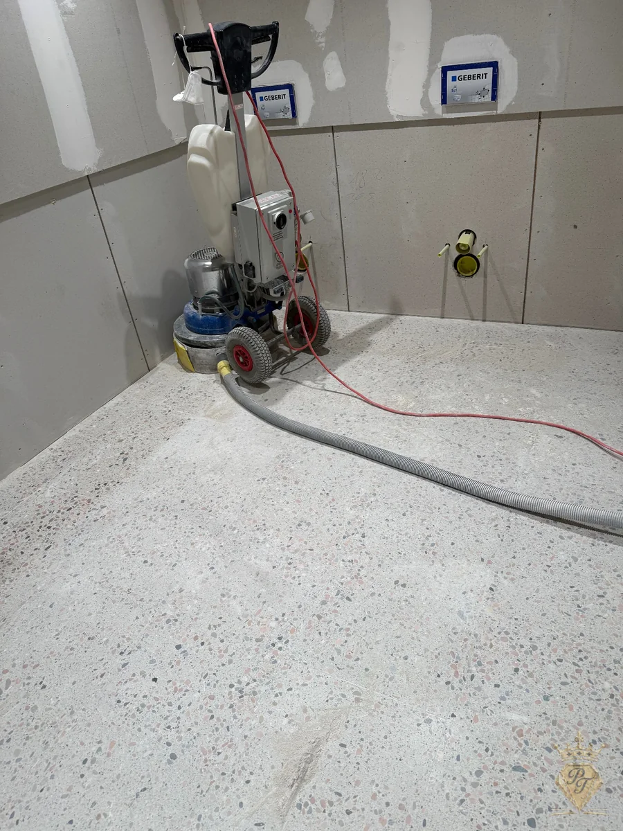 Machine à polir professionnelle travaillant un sol en terrazzo