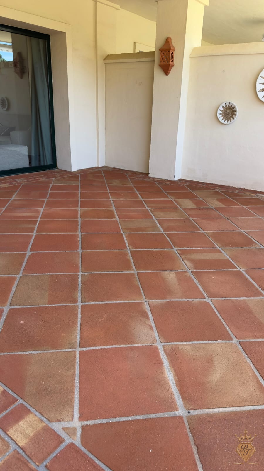 Terrasse couverte avec sol en terre cuite rénové