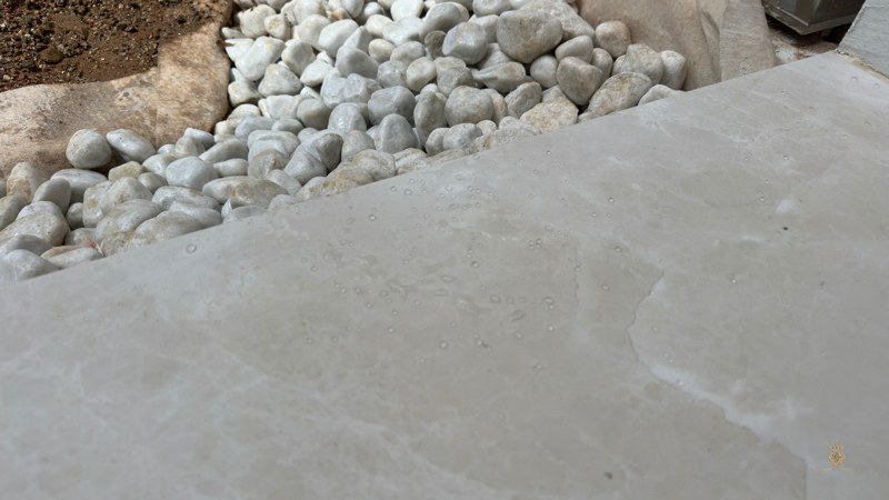 Terrasse en marbre avec gouttes d’eau après traitement hydrofuge